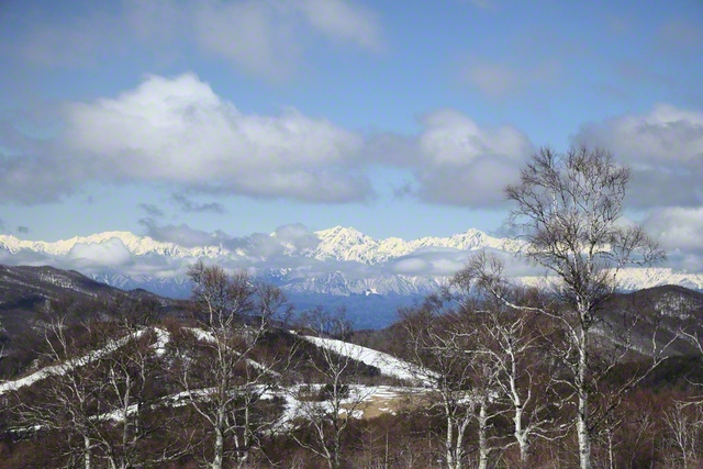 流れる雲と北アルプス（3月14日、上田市、小林充通信員）