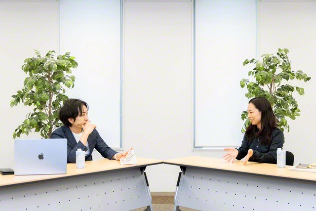 同年代ということもあり、語らいが弾んだ駒崎弘樹さん㊧と恩蔵さん