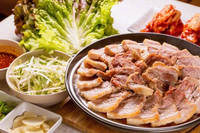 味ちゃん特製ポッサム〈レギュラー〉（3608円）。スパイスでゆでたバラと肩ロース肉の蒸し豚。キムチやサンチュとともにどうぞ