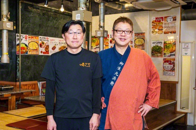 店長の安田茂さん㊧と店内で