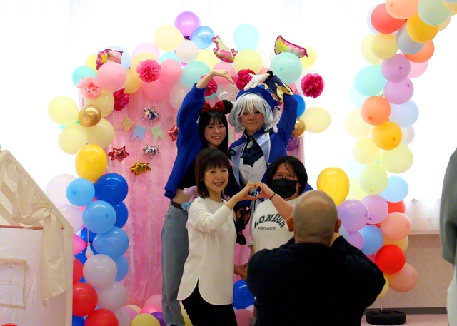 「会館ウェルカムDAY」の一幕。「コスプレ」を楽しみ記念のカメラに（12日、十和田文化会館で）