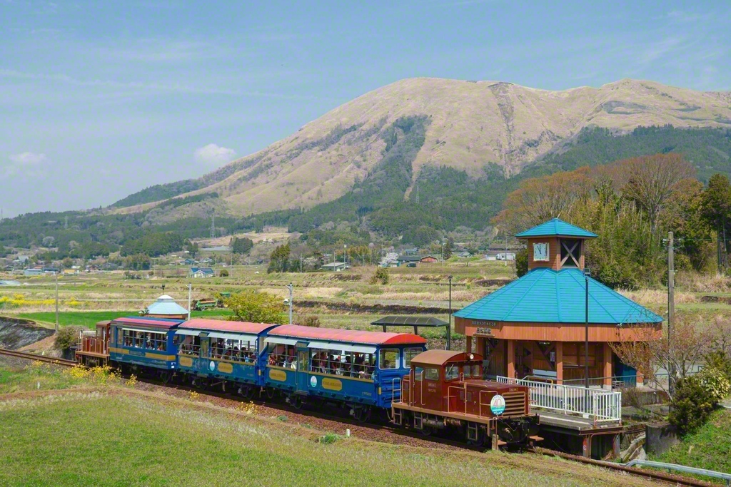 「南阿蘇水の生まれる里白水高原」駅を通過する列車