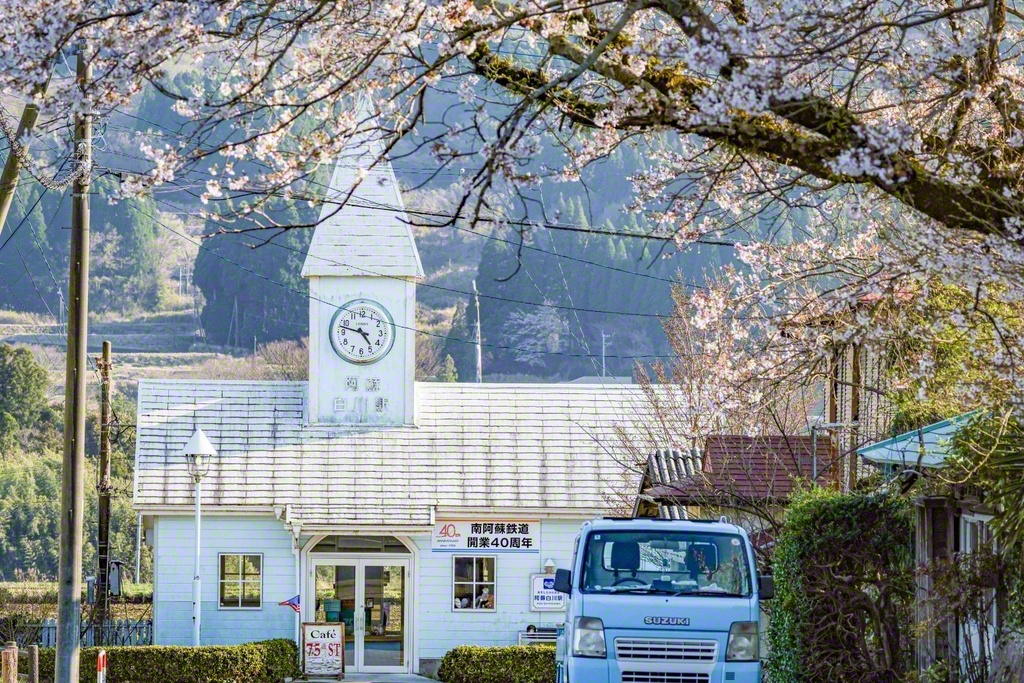 レトロで個性的な駅舎がこの路線の魅力の一つ