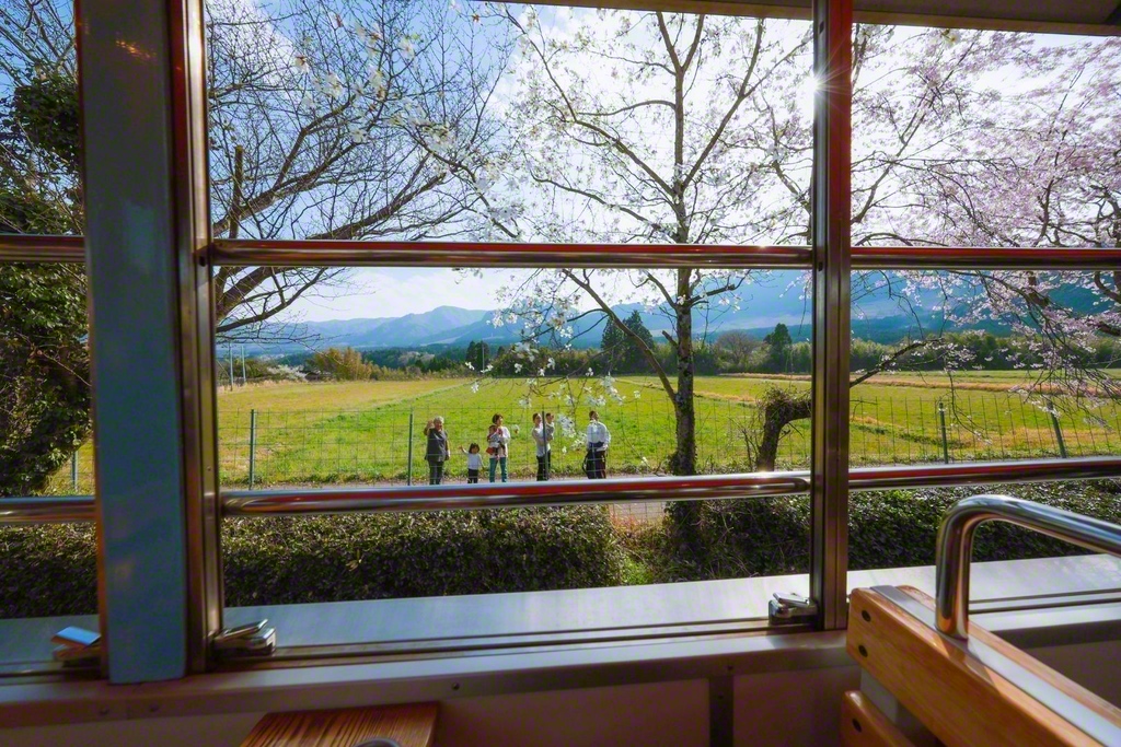 列車が近づくと沿線から多くの人が手を振ってくれる