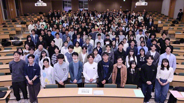 参加者が記念のカメラに