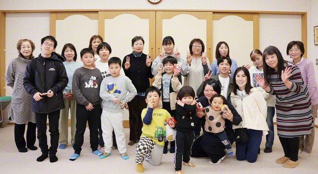 集った沼田県のメンバーが、仲良く記念のカメラに（4月5日、沼田文化会館で）