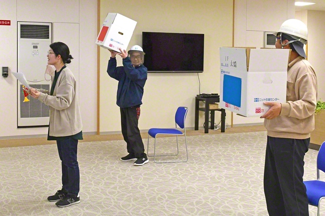 ゲームなのに、ヘルメット装着！？　新聞紙を丸めて作ったボールを入れる玉入れでした。安全第一