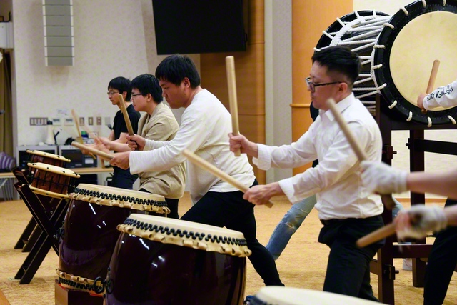 皆が仕事や学会活動に挑み抜いて練習に集う（愛媛文化会館で）