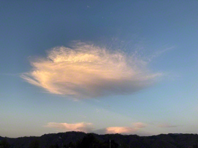 筋斗雲のような雲が浮かぶ（4月13日、安曇野市、神戸さゆり通信員）