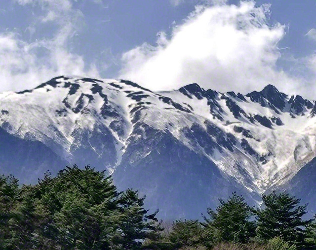 「島田娘」や「駒」の雪形が現れ始めた（4月11日、駒ケ根市、林紀和通信員）