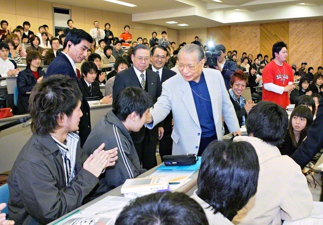 創価大学の授業を参観する創立者・池田先生。終了後、「学びゆけ/勝利の人生/飾るため/学生博士の/求道忘れず」等の和歌を贈った（2004年1月、創大本部棟で）