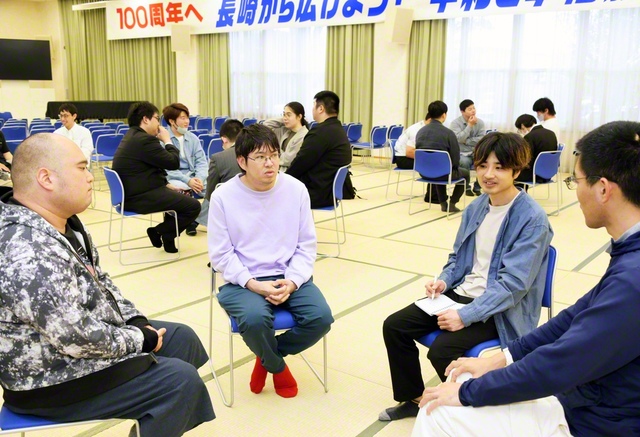 ヤング男子部の代表と新任のリーダーがディスカッションを行った