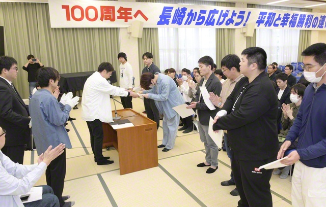 卒校する男子部大学校生に修了証書が授与された