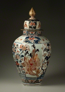 色絵美人文六角大壺　江戸時代（1700-1730年代）/有田窯　高78.5センチ、幅39.4センチ　大阪市立東洋陶磁美術館　写真:三好和義