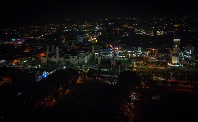 インドネシア・バンダアチェ中心部のバイトゥラフマン・モスクは、2026年の環境キャンペーン「アースアワー」の実施に伴い、消灯された＝3月28日、インドネシア・バンダアチェ（共同）