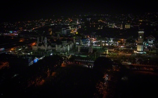 インドネシア・バンダアチェ中心部のバイトゥラフマン・モスクは、2026年の環境キャンペーン「アースアワー」の実施に伴い、消灯された＝3月28日、インドネシア・バンダアチェ（共同）