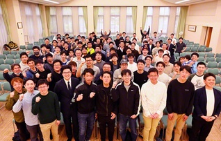 新時代の折伏大行進を！――広布拡大への決意があふれた佐賀男子部の友（佐賀文化会館で）