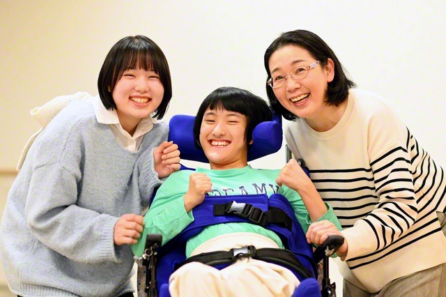 右から母・美佳さん、次女・佳美さん、長女・久美さん