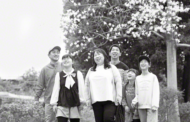 仲の良さと団結力が周囲から評判の大内さん家族。左から、次弟・追分忠昭さん＝男子部区主任部長（本部長兼任）、長女・望絵さん、大内さん、長弟・追分弘志さん＝副支部長（地区部長兼任）、めい・追分香穂さん、めい・追分香奈さん