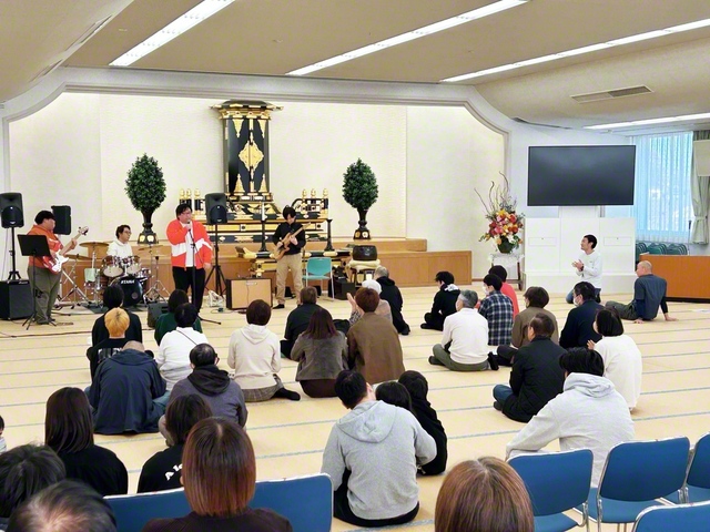 第1回青年座談会で、友人も交えたバンドの熱いステージが繰り広げられた（昨年11月30日、いわき文化会館で）