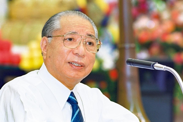「広布のため、友のために喜んで戦う。その人が、幸福を感じられる」――創価の同志を讃え、励ましを送る池田先生（2001年10月、東京牧口記念会館）