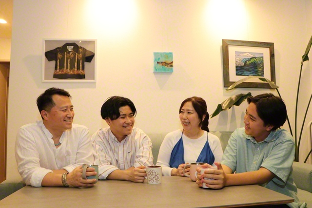 左から父・伸吾さん、松崎さん、母・貴子さん、弟