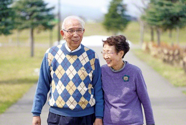 「結婚から51年。妻とは、どこへ行くのも一緒。苦楽を共にした戦友です」と成田さん㊧。第2の故郷・岩手にも31年在住し、副県長や総岩手地域部長などを歴任。妻・美恵子さんは岩手の学会の会館の管理者も務めてきた。成田さんは誓う。「私は『北海健児』と『東北健児』の二刀流。何があっても、池田先生への感謝を胸に戦う」と