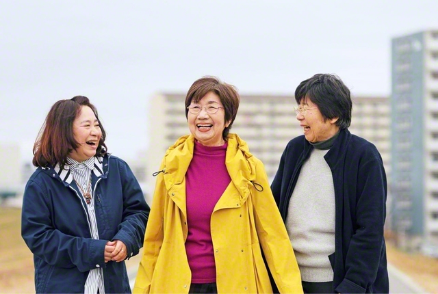 同志と楽しく語らいながら、生き生きと学会活動に励む角谷さん㊥。近くに住む2人の息子は常に角谷さんを気にかけてくれる。「そろそろ温泉に行きたいと考えていたら温泉旅行をプレゼントしてくれたり、クリを食べたいなと思っていたら持ってきてくれたり。不求自得ですわ（笑）」