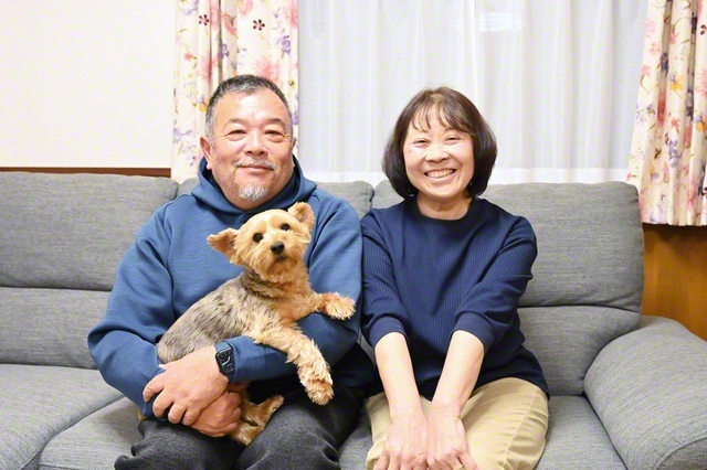 松田さん㊨と夫・孝之さんが笑顔で。家庭でも広布の語らいは尽きない