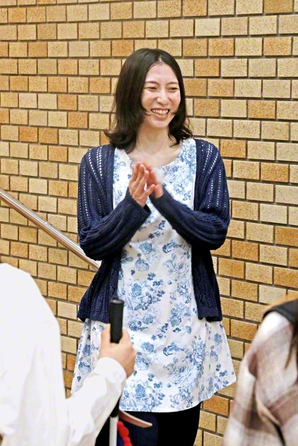 音楽教室の子どもたちと笑顔で語り合う室さん