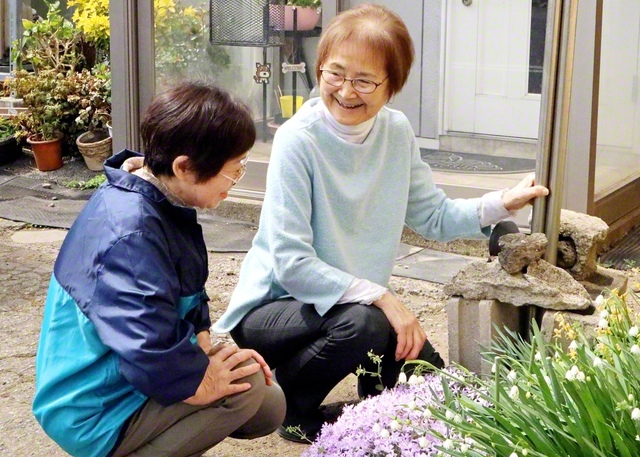 佐藤さん㊨が母の好きだった芝桜を眺めながら女性部の友と語らう