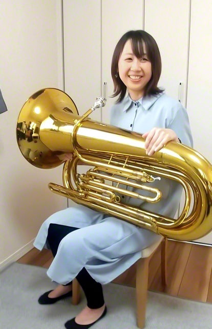 川尻さんは10日「東大阪市民ふれあい祭り」でチューバを演奏した