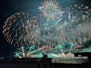 赤や緑の光を交えた大輪が、春の夜を華やかに彩った（大仙市で、佐藤弘志通信員撮影）