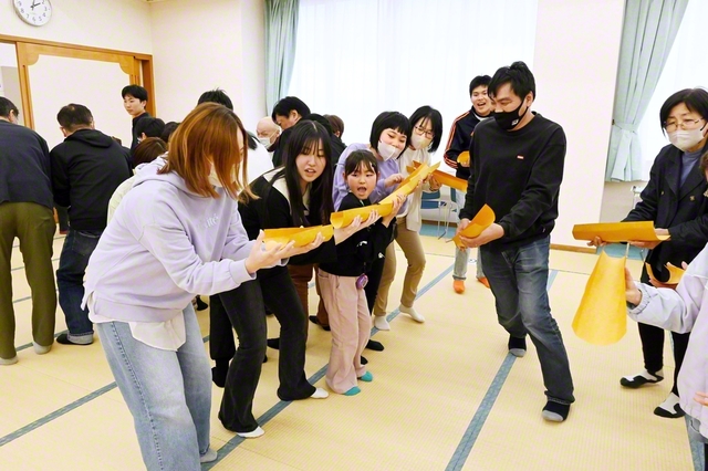 圏の未来部員会で行われたアトラクションの様子（9日、花巻平和会館で）
