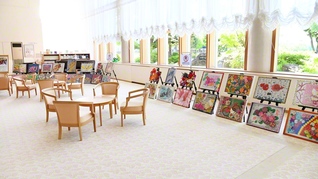 山形文化会館1階のアルカディアホールで開催中の「ダンボールアート展」