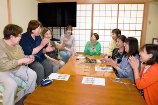 佐橋グループ（佐橋木綿子グループ長）の総会では、和気あいあいと編み物でキーホルダーを作り、交流した（14日、大口町内で）