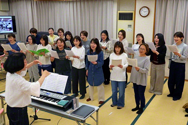 心を一つに、声に思いを響かせる合唱の練習（愛媛文化会館で）
