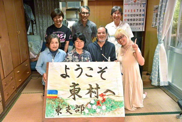 勤行会に集った東支部の同志が記念のカメラに（比嘉さん宅で）