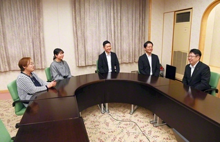 右から、菅田総県長、大久保男子部長、浅野学生部長、五十嵐池田華陽会副委員長、齋藤女性部長