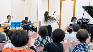 演奏を披露した有志