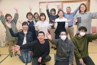 「みんなのBOSAIフェス」へ向け、笑顔で合唱練習に励む参加者たち（24日、鷹巣平和会館で）