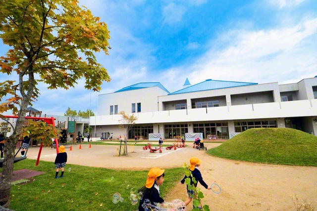札幌創価幼稚園の“青い屋根”が青空に映える