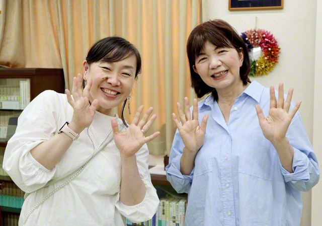 明るい笑顔が光る山中さん㊨と斉藤地区女性部長