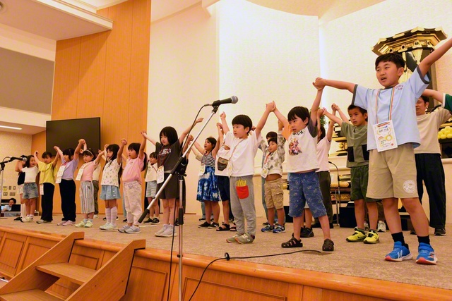 高知総県の少年少女部員と保護者らが、心一つに歌声を合わせる（高知文化会館で）