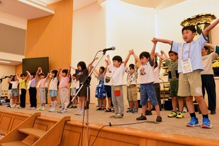 高知総県の少年少女部員と保護者らが、心一つに歌声を合わせる（高知文化会館で）
