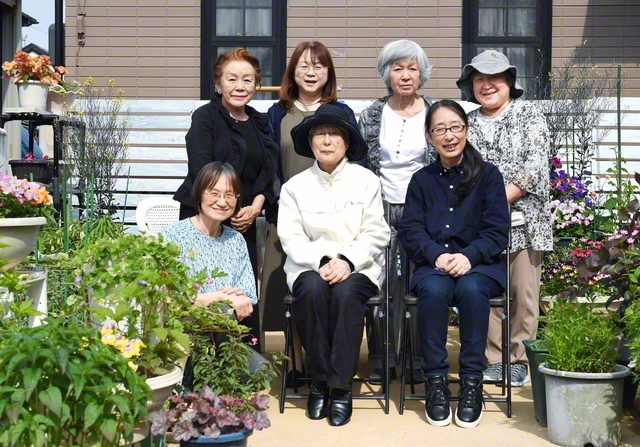 日常的な集いが活力になっている畠山さん（前列左端）のグループ