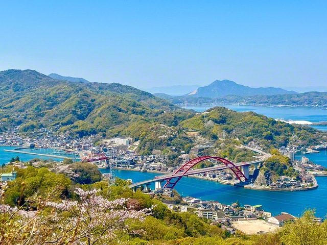 「日招き大橋」の愛称を持つ「第二音戸大橋」。朱色のアーチが目を引く。左には音戸大橋も（呉市、田中ゆかり通信員）