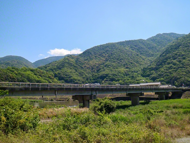 新緑に囲まれた黒瀬川に架かる「門ノ口橋」（呉市、北野陽子通信員）