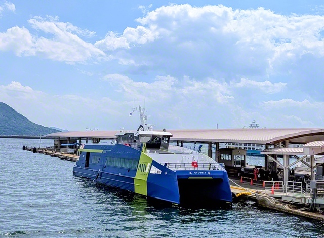 5月24日に就航した新高速船「AIVINT」。広島港や呉港と愛媛の松山観光港を最速1時間20分で結ぶ（広島市南区、髙沖光代通信員）