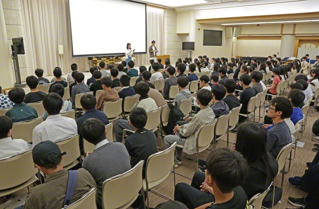 馬場東京未来部長、新任の岸野日向子東京女子未来部長があいさつ